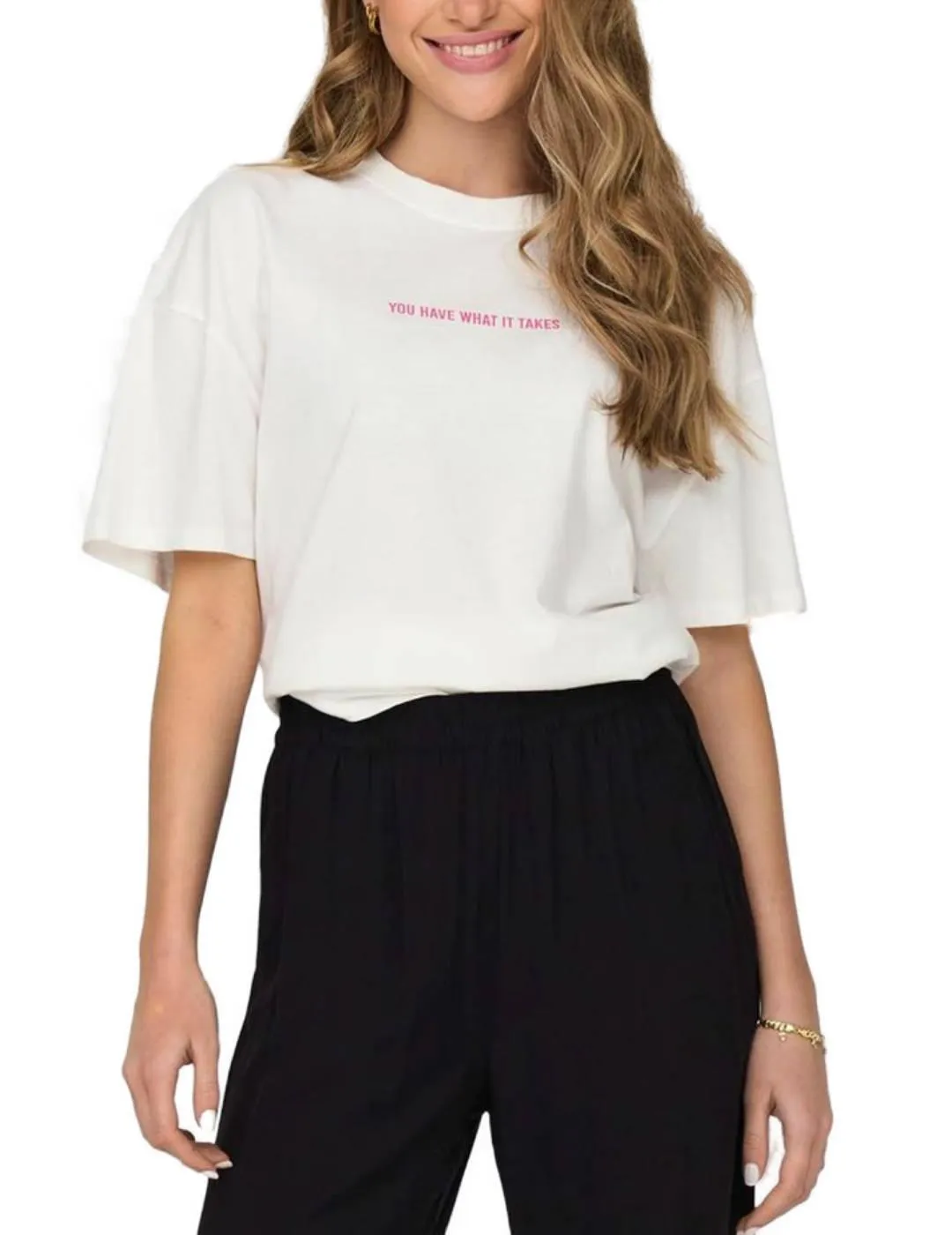 Camiseta Only Rilly blanco letra fucsia manga corta de mujer